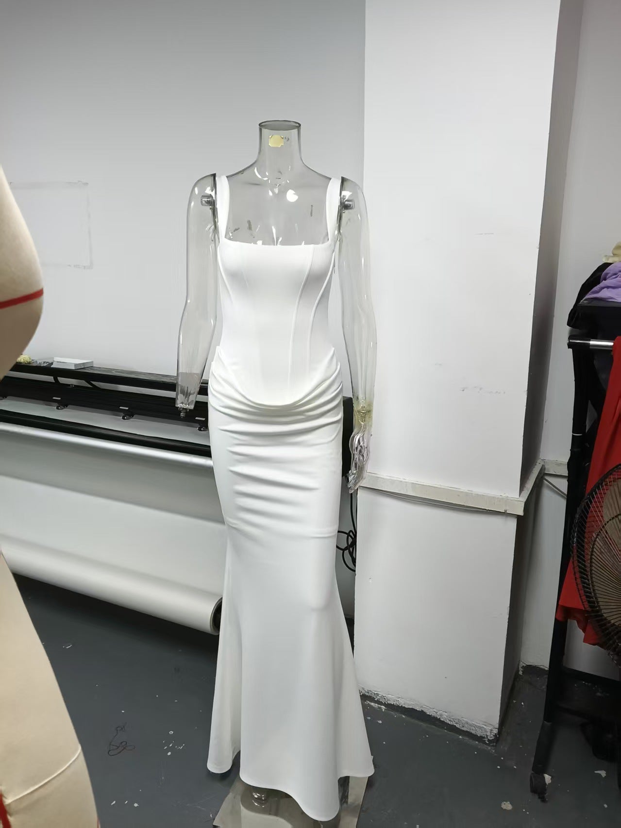 <font dir="auto" style="vertical-align: inherit;"><font dir="auto" style="vertical-align: inherit;">SDM205 Elegante strapless lange witte jurk met spaghettibandjes, rechtstreeks geïmporteerd/geëxporteerd, zwarte jurk voor herfst/winter</font></font>