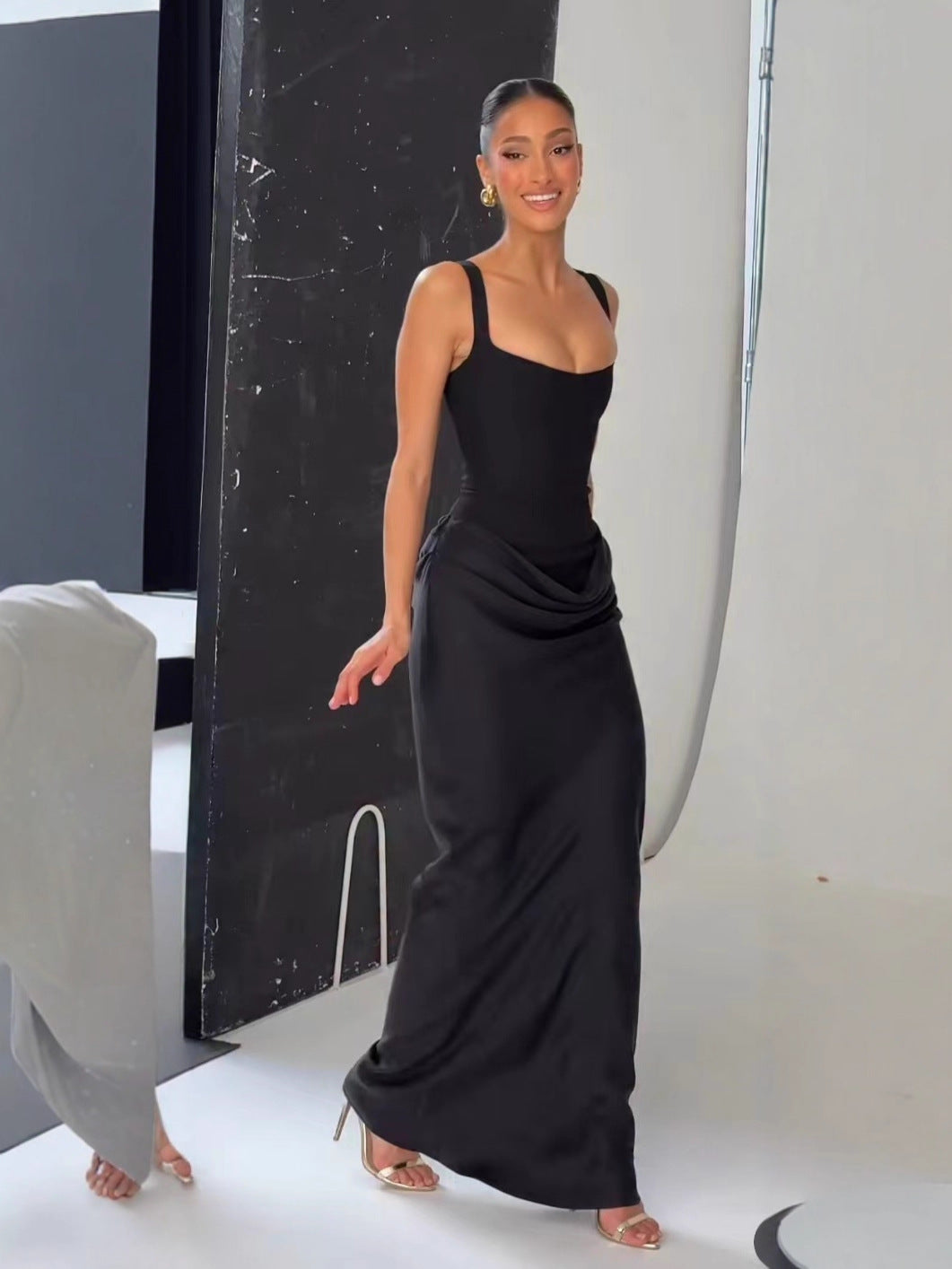 <font dir="auto" style="vertical-align: inherit;"><font dir="auto" style="vertical-align: inherit;">SDM205 Elegante strapless lange witte jurk met spaghettibandjes, rechtstreeks geïmporteerd/geëxporteerd, zwarte jurk voor herfst/winter</font></font>